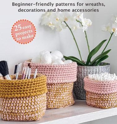 Introduction to Crochet: 25 easy projects to make: Beginner-Friendly Patterns for Wreaths, Decorations and Home Accessories (Paperback) Kate Eastwood
